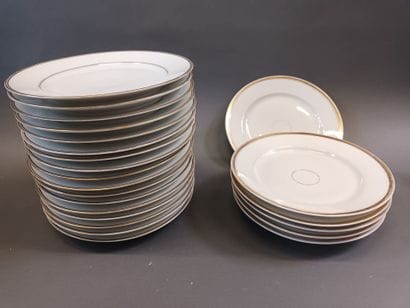 Un lot de vaisselle blanche et dorée, dont...