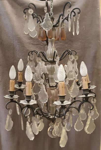 Grand lustre en laiton, et pampilles de cristal...