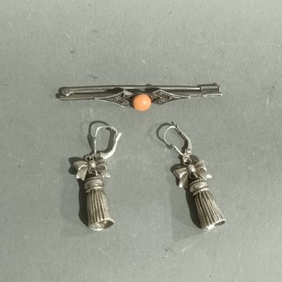 Une paire de boucles d'oreilles en argent...