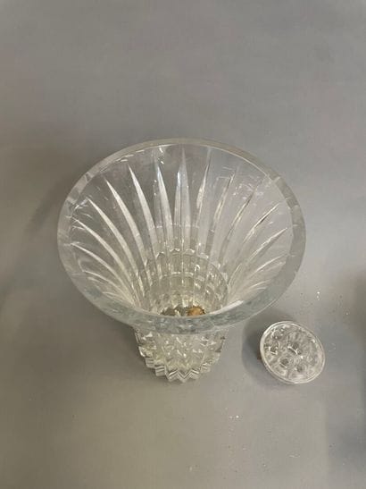 Vase en cristal taillé 
H : 25 cm
Joint un...