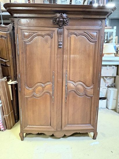 Armoire en chêne sculpté à décor de colombes...
