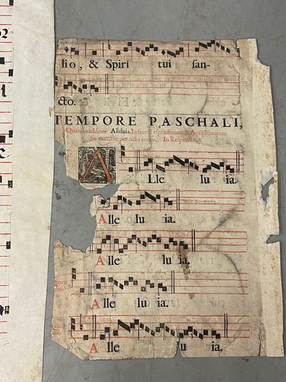 Page d'antiphonaire sur velin avec des lettrines...