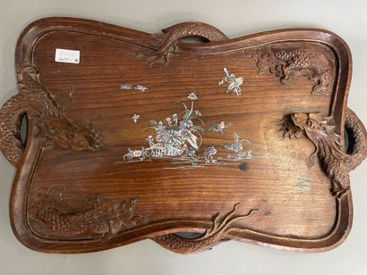 Chine, plateau en bois sculpté à décor de...