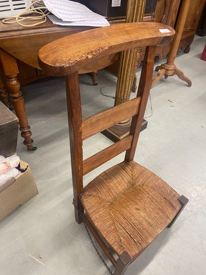 Prie Dieu en bois et assise paillée,
Importantes...