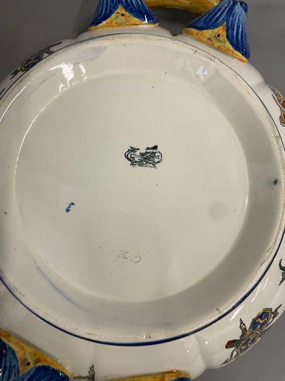 GIEN coupe en faience à deux anses à décor...