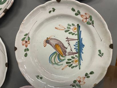 Lot d'assiettes en faience à bord chanto...