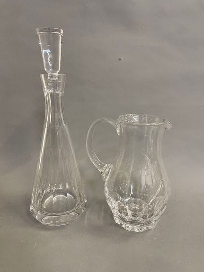 Un broc et une carafe en cristal taillé
République...