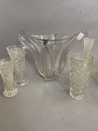 Lot de cinq vases dont un grand vase de forme...