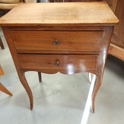 Petit chevet en bois naturel 
Ouvrant par...