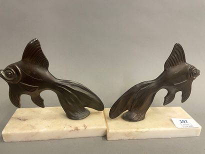 Paire de serre livres à décor de poissons...