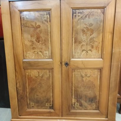 Petite armoire en bois clair à décor peint...