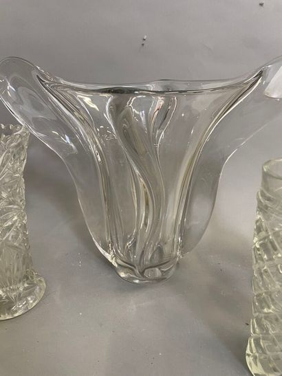 Lot de cinq vases dont un grand vase de forme...