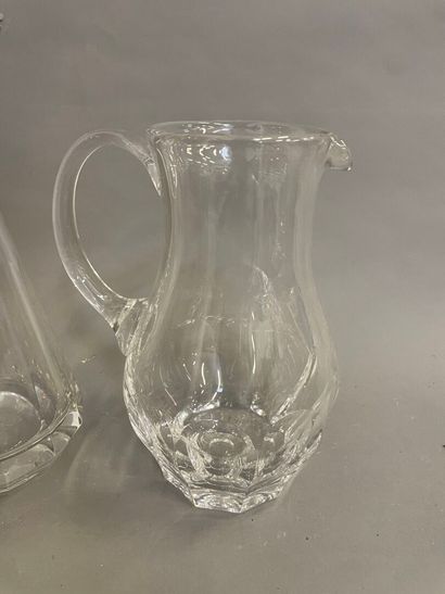 Un broc et une carafe en cristal taillé
République...