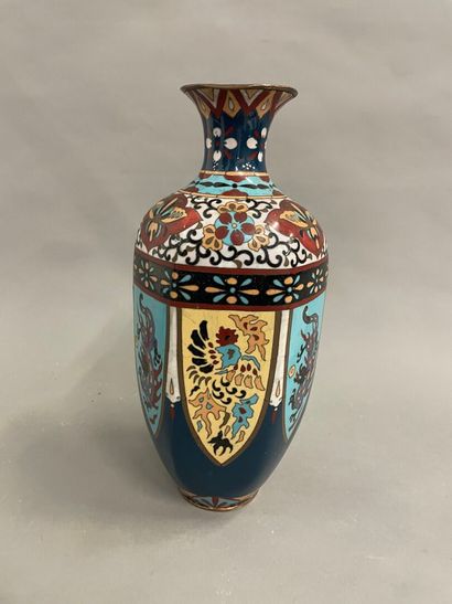 Un vase en bronze cloisonné à pans coupés...