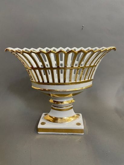 PARIS, XIXe. 
Coupes en porcelaine de forme...