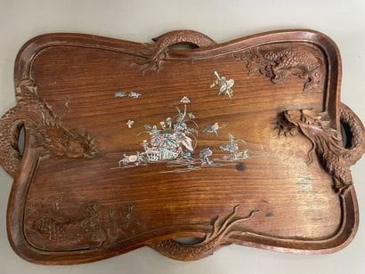 Chine, plateau en bois sculpté à décor de...