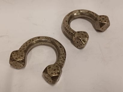 Paire de bracelets d'esclave en laiton a...