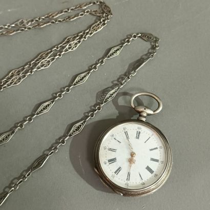 Deux montres dont une de poche et l'autre...