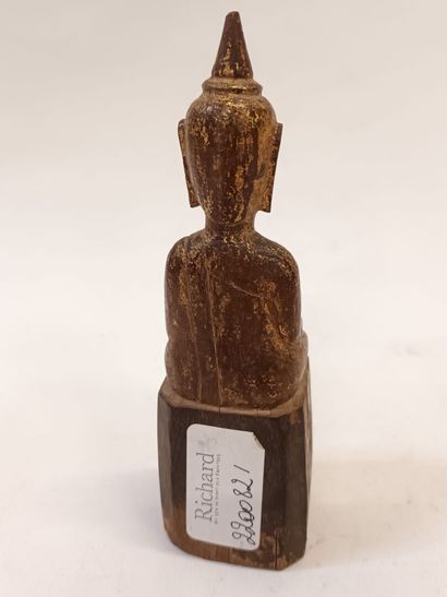 Petit Bouddha accroupi en bois doré,
H :...