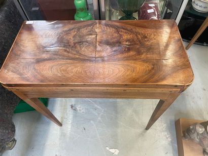 Table à jeu Louis Philippe en bois de placage
Plateau...