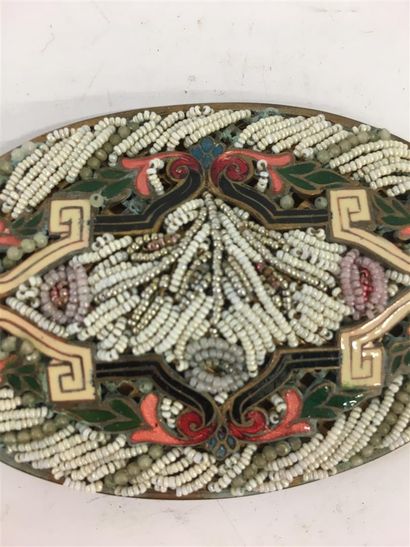 Broche ovale en émail avec perles 
8 x 5.5...