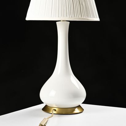 paire de lampes de forme pansue en porcealine...