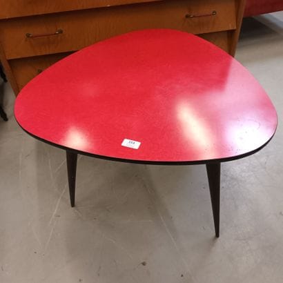 Table basse triangulaire à plateau en fornica...