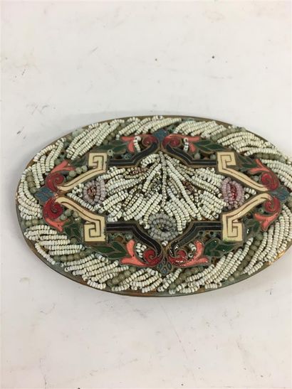Broche ovale en émail avec perles 
8 x 5.5...