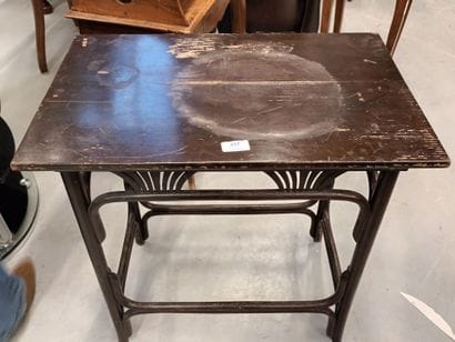 Petite table en bambou laqué noir 
60 x 58...