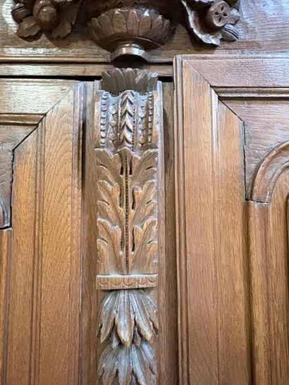 Armoire en chêne sculpté à décor de colombes...