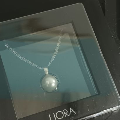 Lot de bijoux Swaroswsky en métal et pierres...