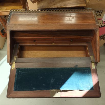 Petit bureau de pente en bois de plaquage...
