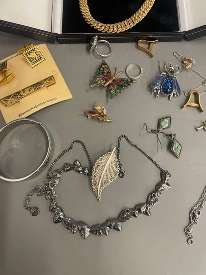 Un lot de bijoux fantaisie en métal argenté,...