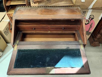Petit bureau de pente en bois de plaquage...