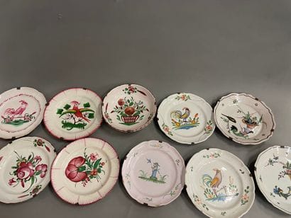 Lot d'assiettes en faience à bord chanto...