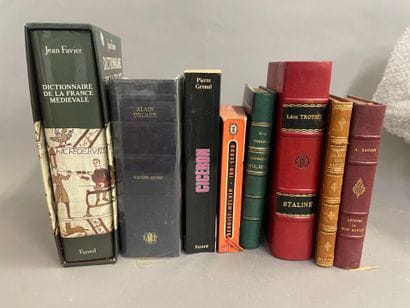 lot de livres modernes dont trois reliés