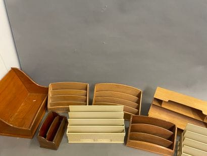 Lot de huit porte courriers en bois (dont...