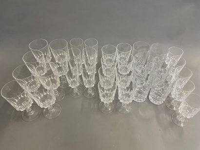 Partie de service de verres en verre taillé...