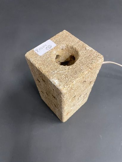 Lampe en pierre de forme quadrangulaire 
H...