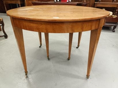 Table ronde en bois naturel clair, reposant...