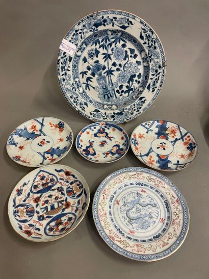 Coupelles en porcelaine du Japon et une eassiette...