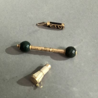 Lot de pendentifs divers avec os et pierre...