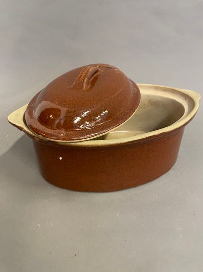 Une terrine en terre vernissée
L : 32 cm