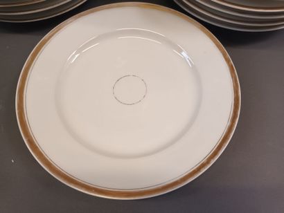 Un lot de vaisselle blanche et dorée, dont...