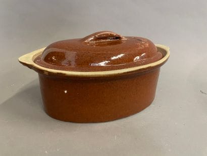 Une terrine en terre vernissée
L : 32 cm