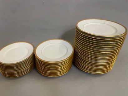 LIMOGES Partie de service en porcelaine blanche...