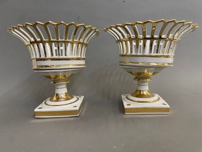 PARIS, XIXe. 
Paire de coupes en porcelaine...