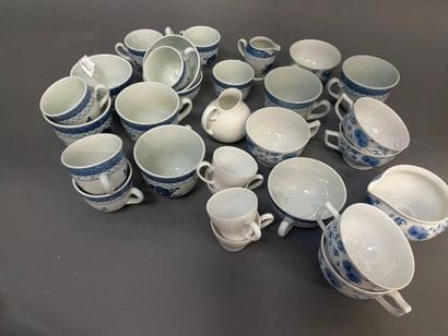 Lot de tasses à thé à décor bleu et blanc...