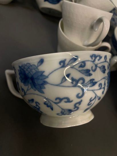 Lot de tasses à thé à décor bleu et blanc...
