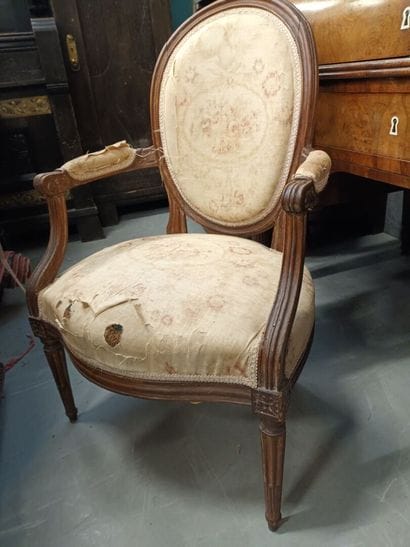 Fauteuil médaillon en bois naturel
Epoque...